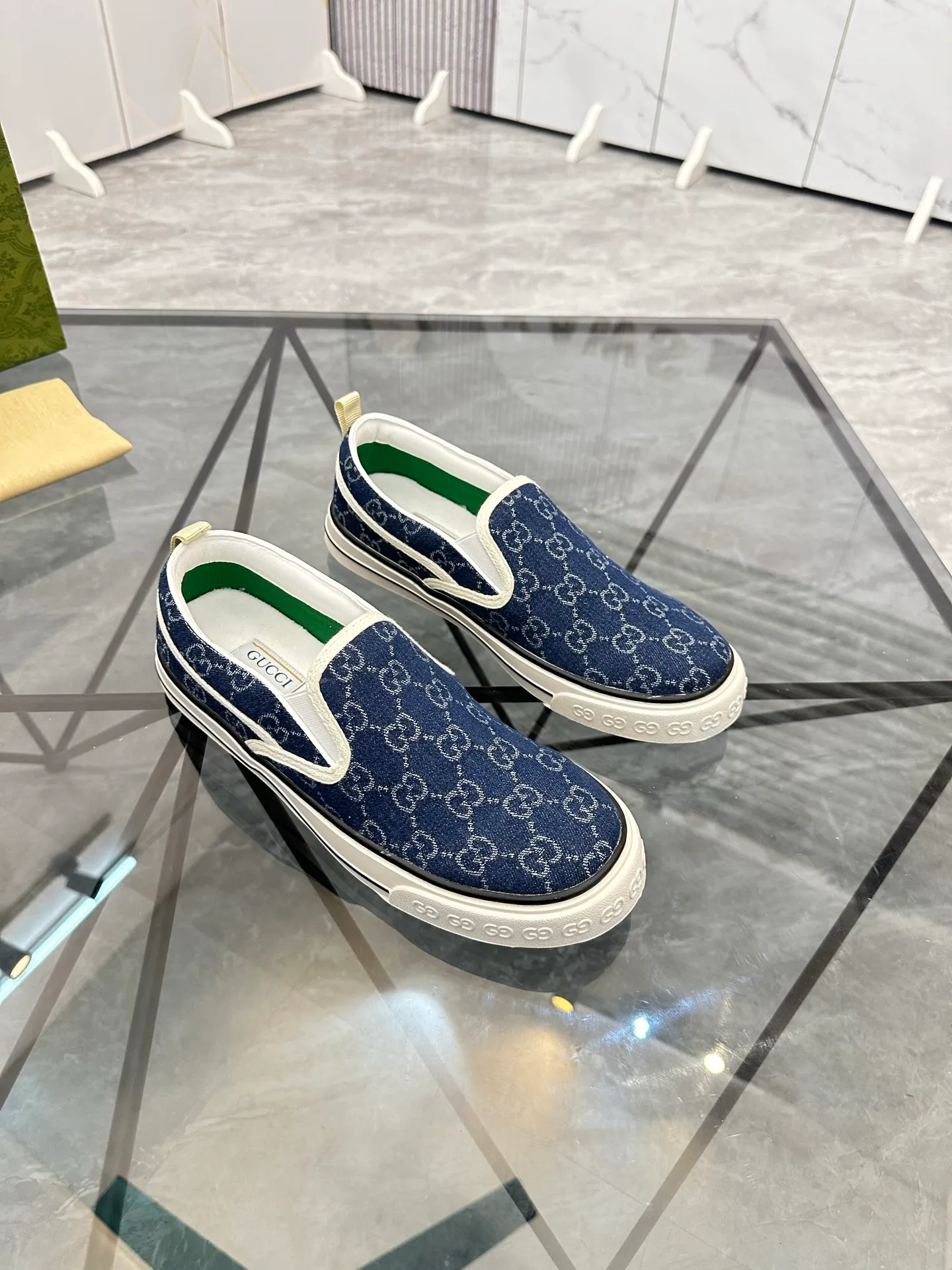 Men's shoes: 💰P360¥ Product trademark: Gucci* "Gucci*" slip-on Regular size: 38-44 (can be customized to 45.46.) Product materials: Original material from the upper counter, breathable lining, original outsole. Number: 661
